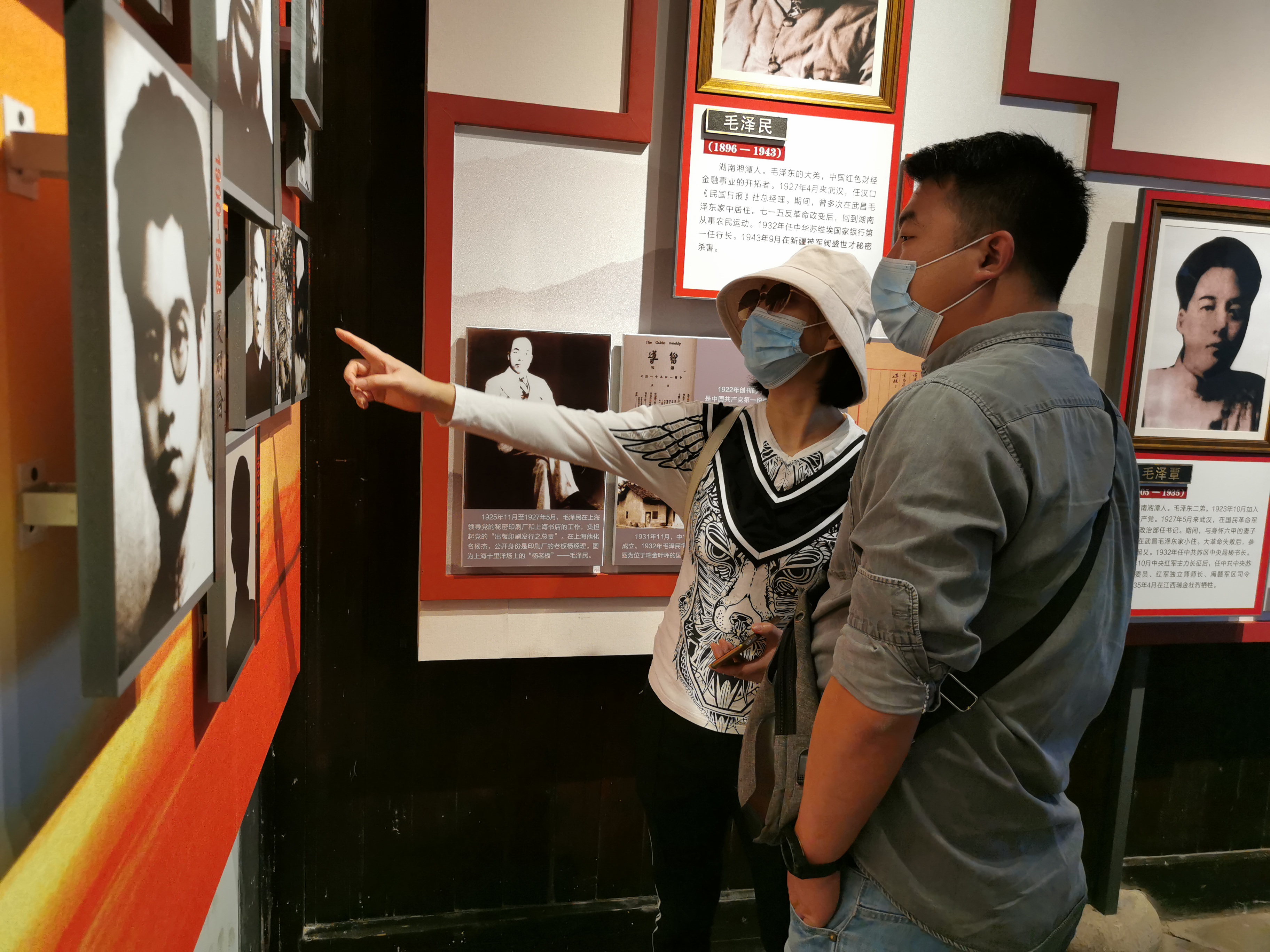 聆听历史足音,缅怀峥嵘岁月 公司员工参观武汉革命博物馆(图2) 聆听历史足音,缅怀峥嵘岁月 公司员工参观武汉革命博物馆(图2)
