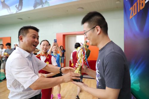 全区职工羽毛球比赛闭幕(图4) 全区职工羽毛球比赛闭幕(图4)