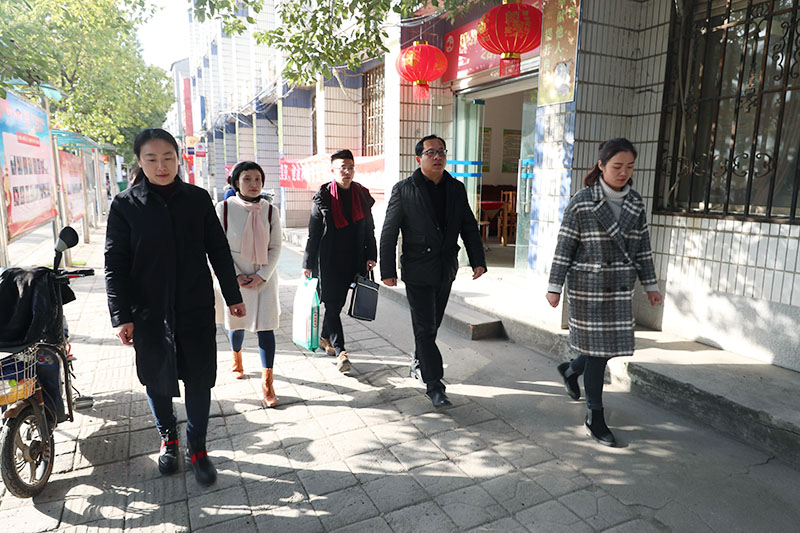 九游体育春节前进社区慰问留守儿童(图1) 九游体育春节前进社区慰问留守儿童(图1)