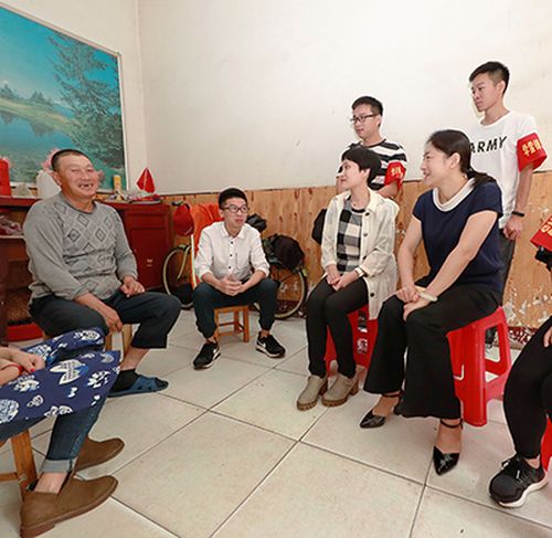 九游体育志愿者走进社区慰问留守儿童(图1) 九游体育志愿者走进社区慰问留守儿童(图1)