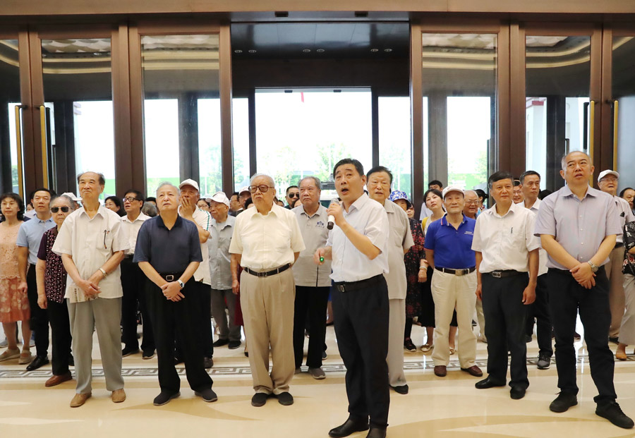 省老领导考察九游体育(图2) 省老领导考察九游体育(图2)