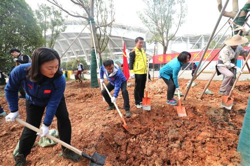 九游体育开展植树活动</br>建香樟大道为军运会建设添绿(图1) 九游体育开展植树活动</br>建香樟大道为军运会建设添绿(图1)