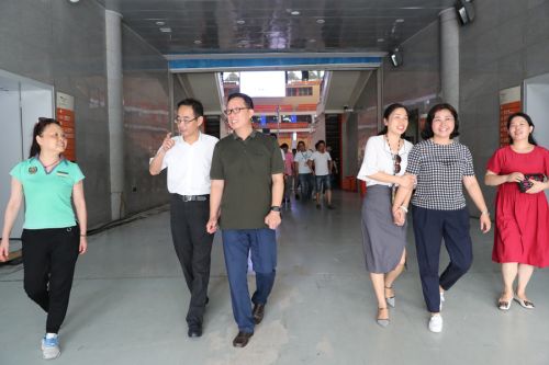 区总工会为九游体育“送清凉”(图4) 区总工会为九游体育“送清凉”(图4)