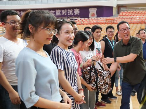 区总工会为九游体育“送清凉”(图2) 区总工会为九游体育“送清凉”(图2)