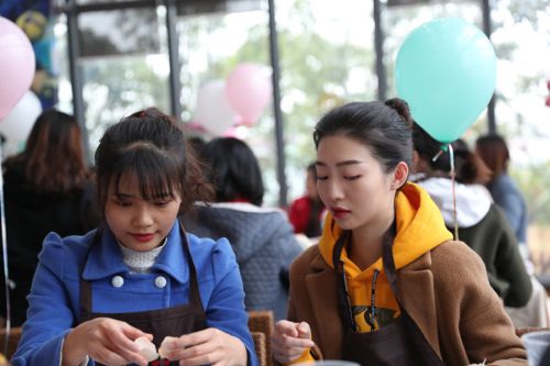 巧手做糕点,甜蜜迎佳节 ▏九游体育举行“三八”妇女节关爱活动(图4) 巧手做糕点,甜蜜迎佳节 ▏九游体育举行“三八”妇女节关爱活动(图4)