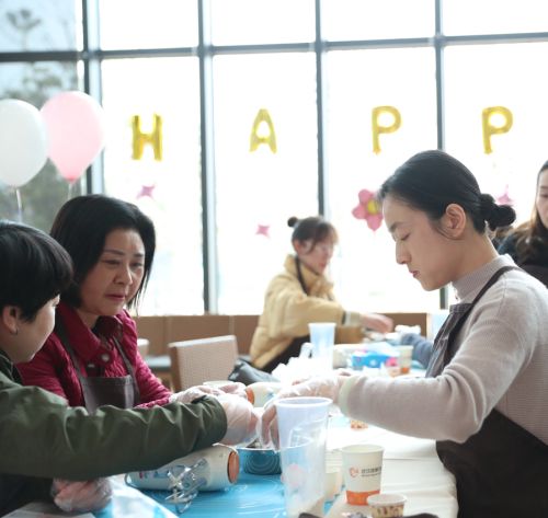 巧手做糕点,甜蜜迎佳节 ▏九游体育举行“三八”妇女节关爱活动(图3) 巧手做糕点,甜蜜迎佳节 ▏九游体育举行“三八”妇女节关爱活动(图3)