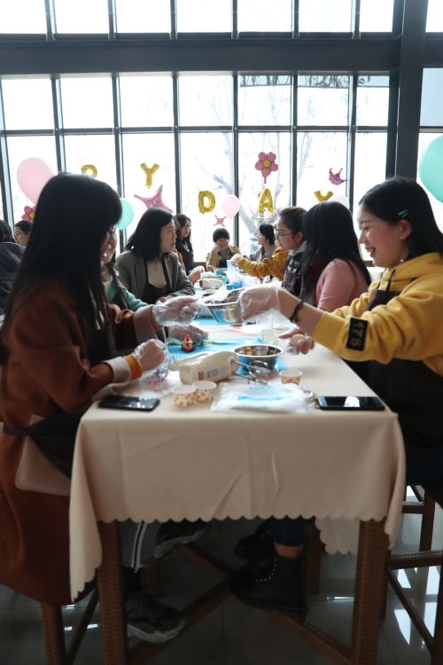 巧手做糕点,甜蜜迎佳节 ▏九游体育举行“三八”妇女节关爱活动(图6) 巧手做糕点,甜蜜迎佳节 ▏九游体育举行“三八”妇女节关爱活动(图6)