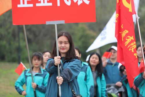 “与军运同行”徒步活动上演“快闪” 九游体育作为企业代表队第一方阵登场(图13) “与军运同行”徒步活动上演“快闪” 九游体育作为企业代表队第一方阵登场(图13)