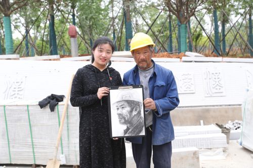 致敬军运劳动者 手绘最美奋斗人 华师美院学生为军运会建设者画像(图6) 致敬军运劳动者 手绘最美奋斗人 华师美院学生为军运会建设者画像(图6)
