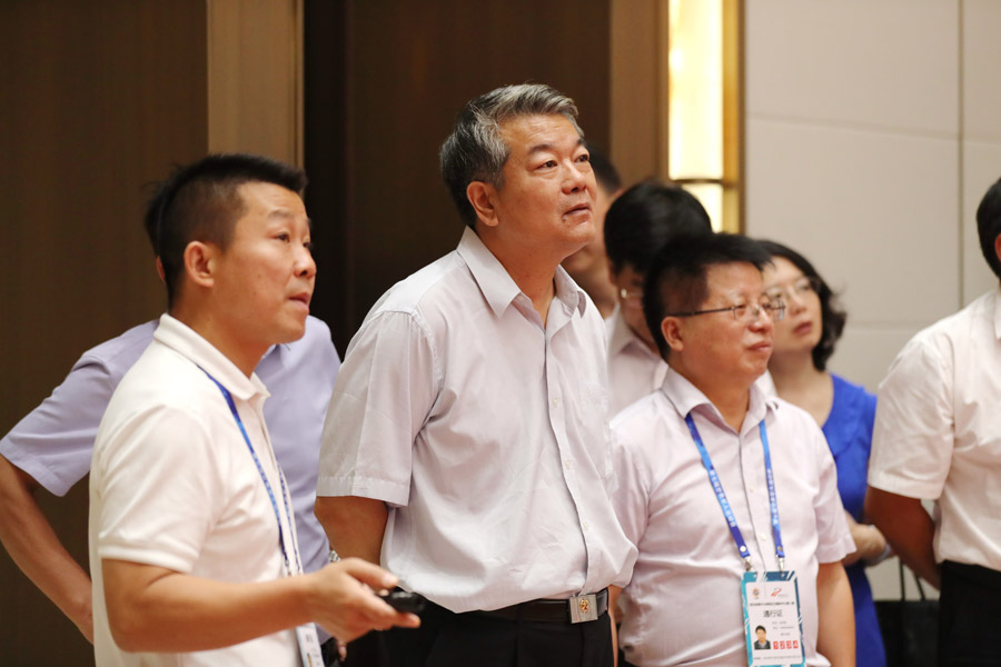 李兵调研九游体育(图2) 李兵调研九游体育(图2)