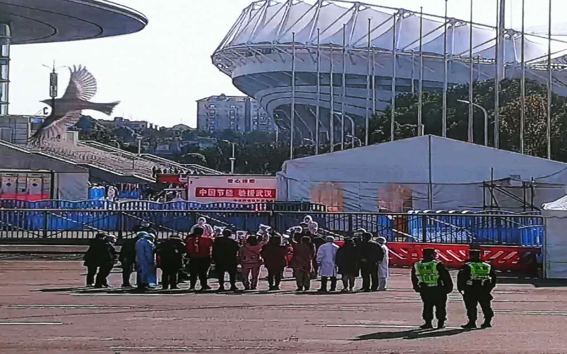 九游体育方舱医院首批8名患者出院(图1) 九游体育方舱医院首批8名患者出院(图1)