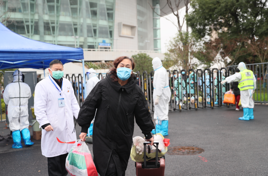 九游体育方舱医院迎来“出舱”高峰 164名患者康复出院 彭浩等领导慰问治愈患者(图4) 九游体育方舱医院迎来“出舱”高峰 164名患者康复出院 彭浩等领导慰问治愈患者(图4)