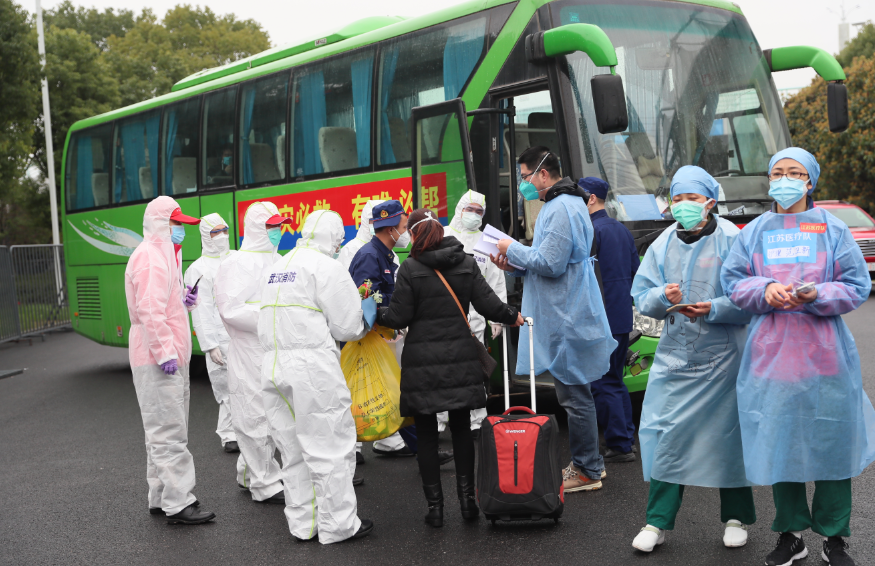 九游体育方舱医院迎来“出舱”高峰 164名患者康复出院 彭浩等领导慰问治愈患者(图6) 九游体育方舱医院迎来“出舱”高峰 164名患者康复出院 彭浩等领导慰问治愈患者(图6)