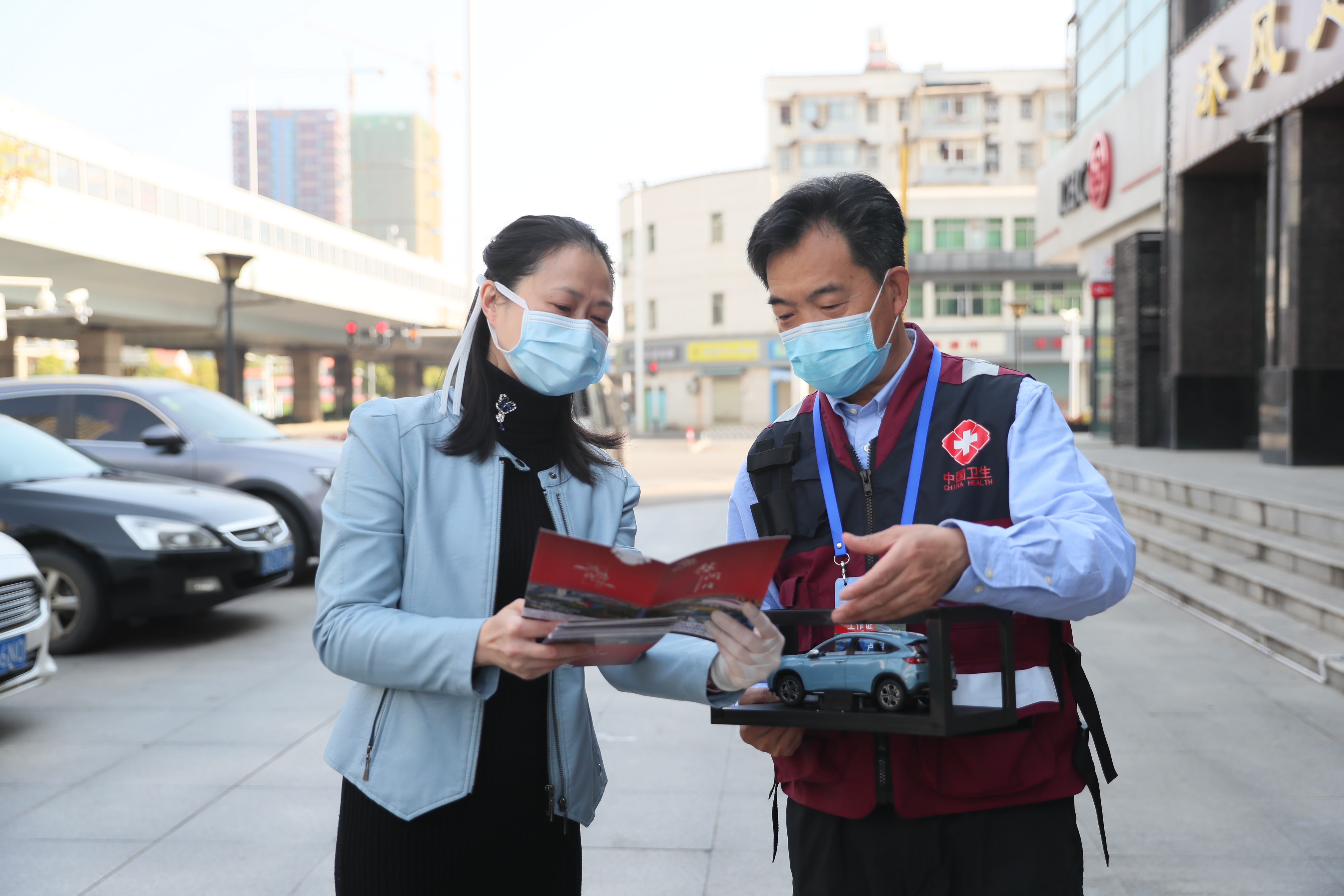 九游体育方舱医院管理小组慰问国家疾控中心援鄂团队(图3) 九游体育方舱医院管理小组慰问国家疾控中心援鄂团队(图3)