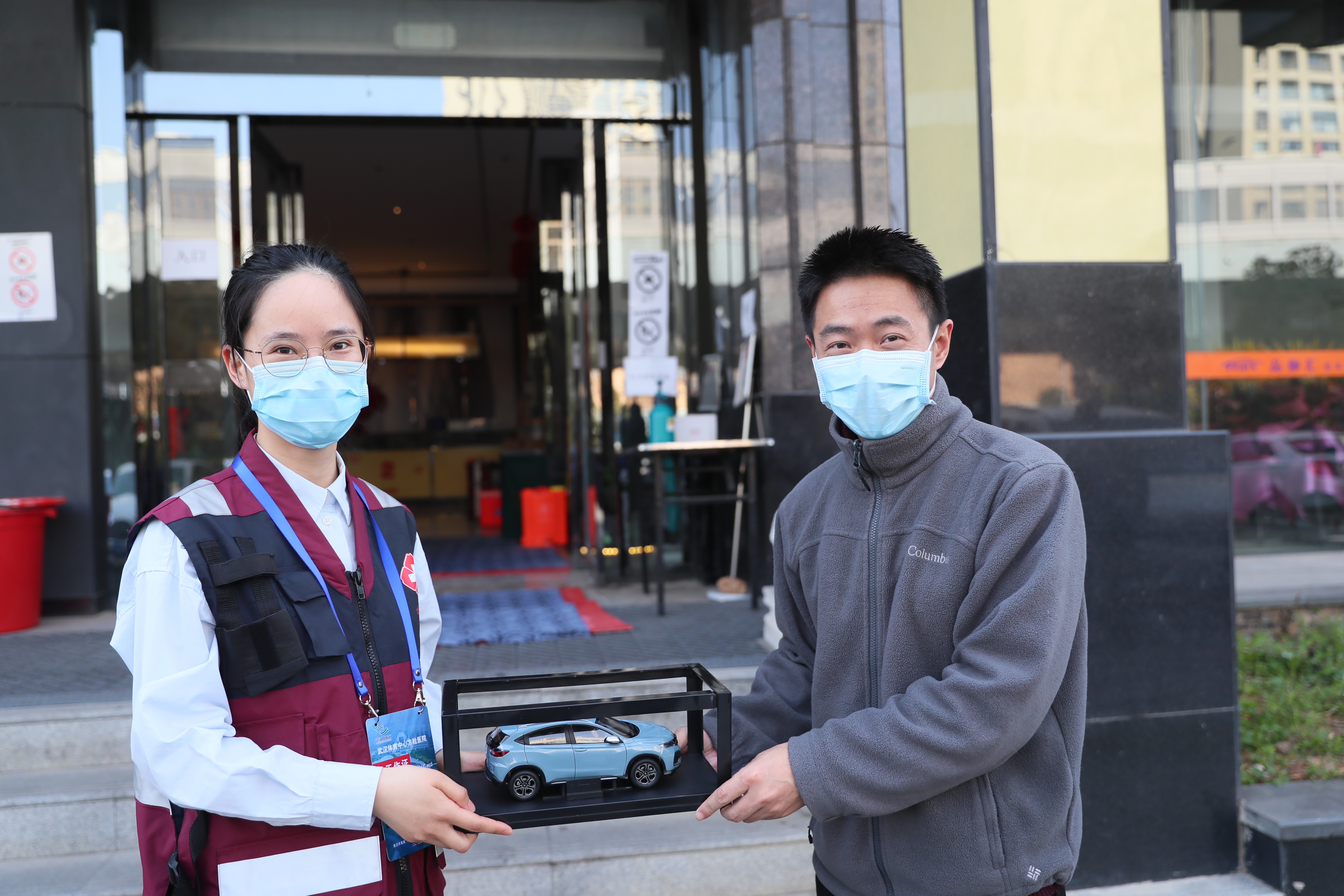 九游体育方舱医院管理小组慰问国家疾控中心援鄂团队(图4) 九游体育方舱医院管理小组慰问国家疾控中心援鄂团队(图4)