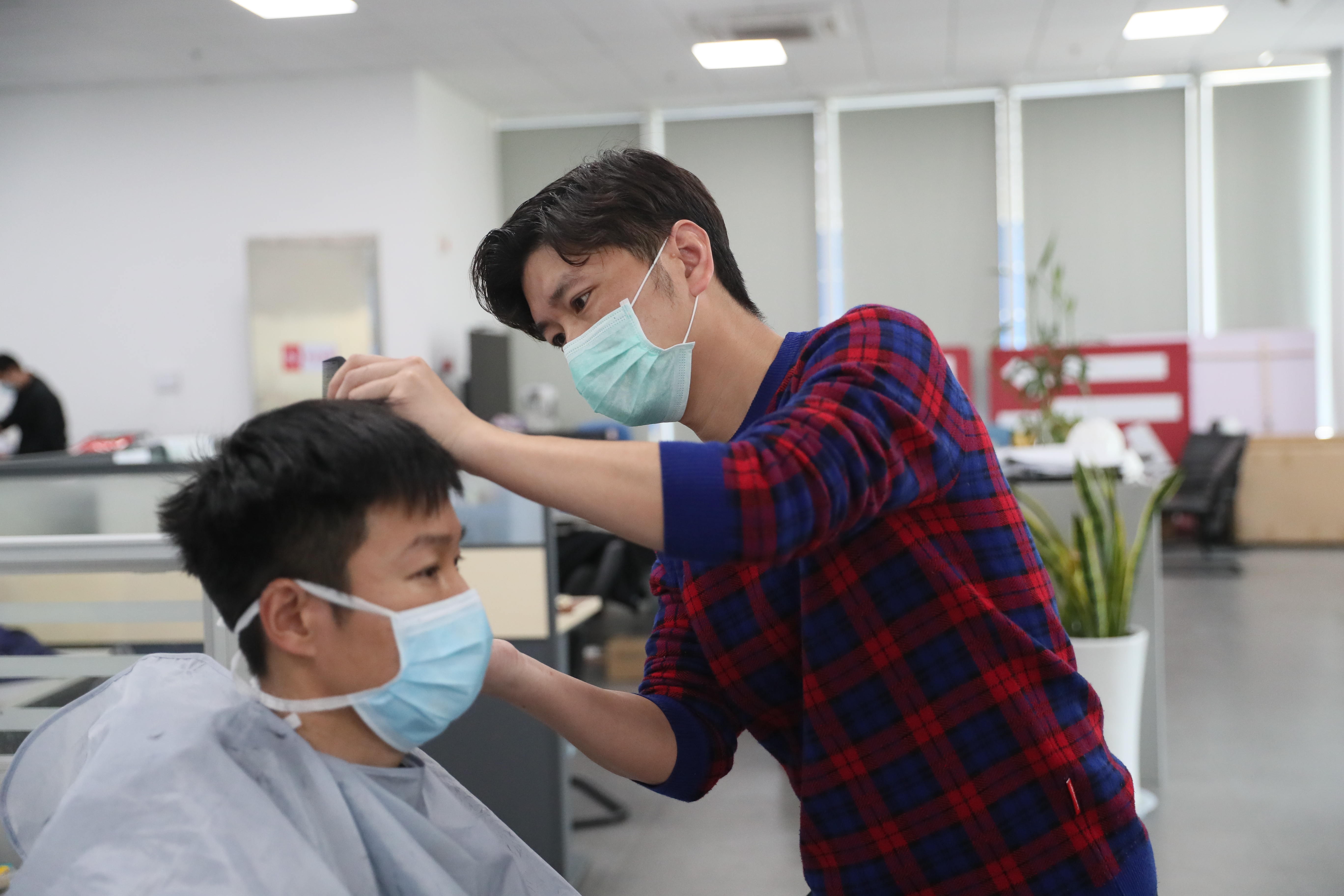 越是艰险越向前 ——九游体育党员风采录(图8) 越是艰险越向前 ——九游体育党员风采录(图8)
