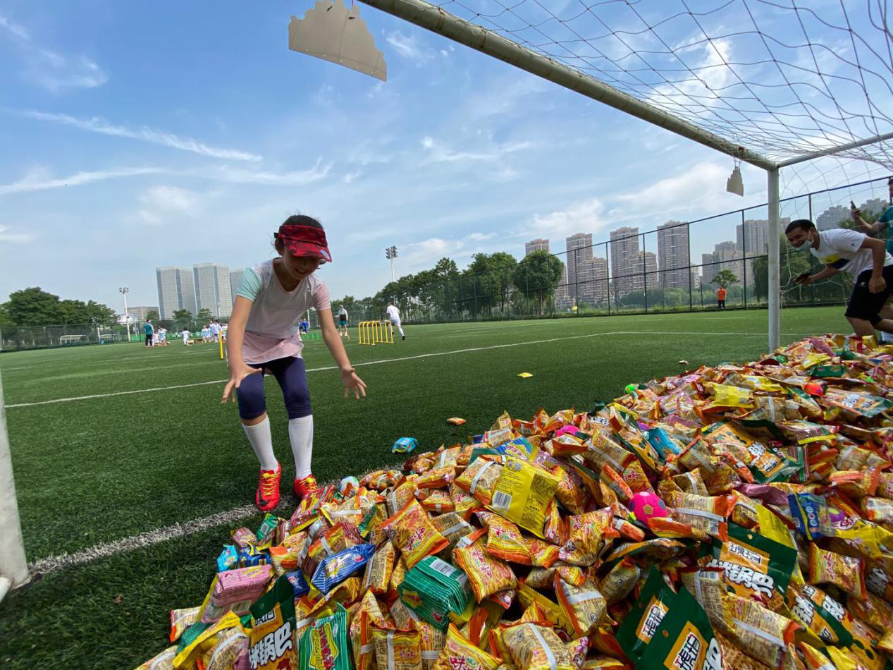 九游体育举办庆六一足球嘉年华活动(图2) 九游体育举办庆六一足球嘉年华活动(图2)