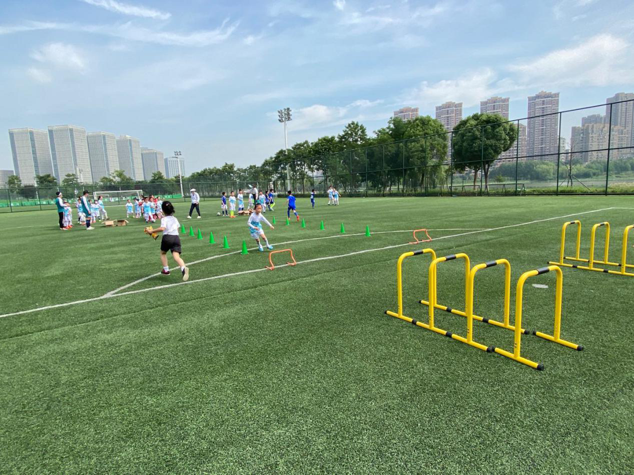 九游体育举办庆六一足球嘉年华活动(图4) 九游体育举办庆六一足球嘉年华活动(图4)