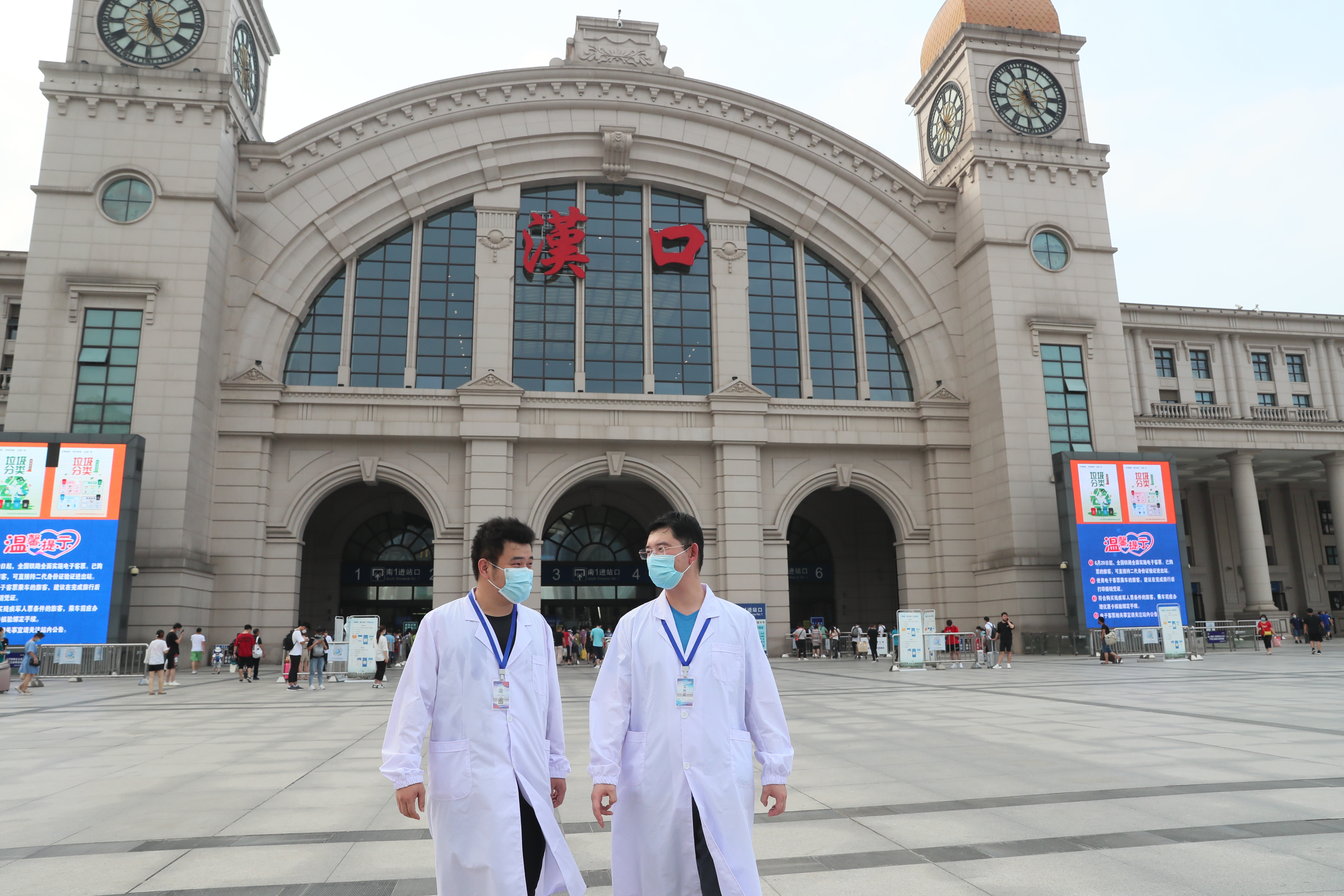 王旗华慰问汉口火车站疫情防控人员(图3) 王旗华慰问汉口火车站疫情防控人员(图3)