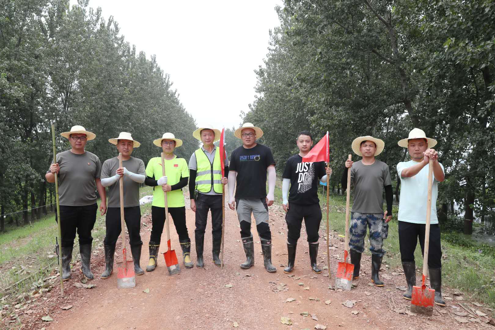 吴志锋带队巡堤(图3) 吴志锋带队巡堤(图3)