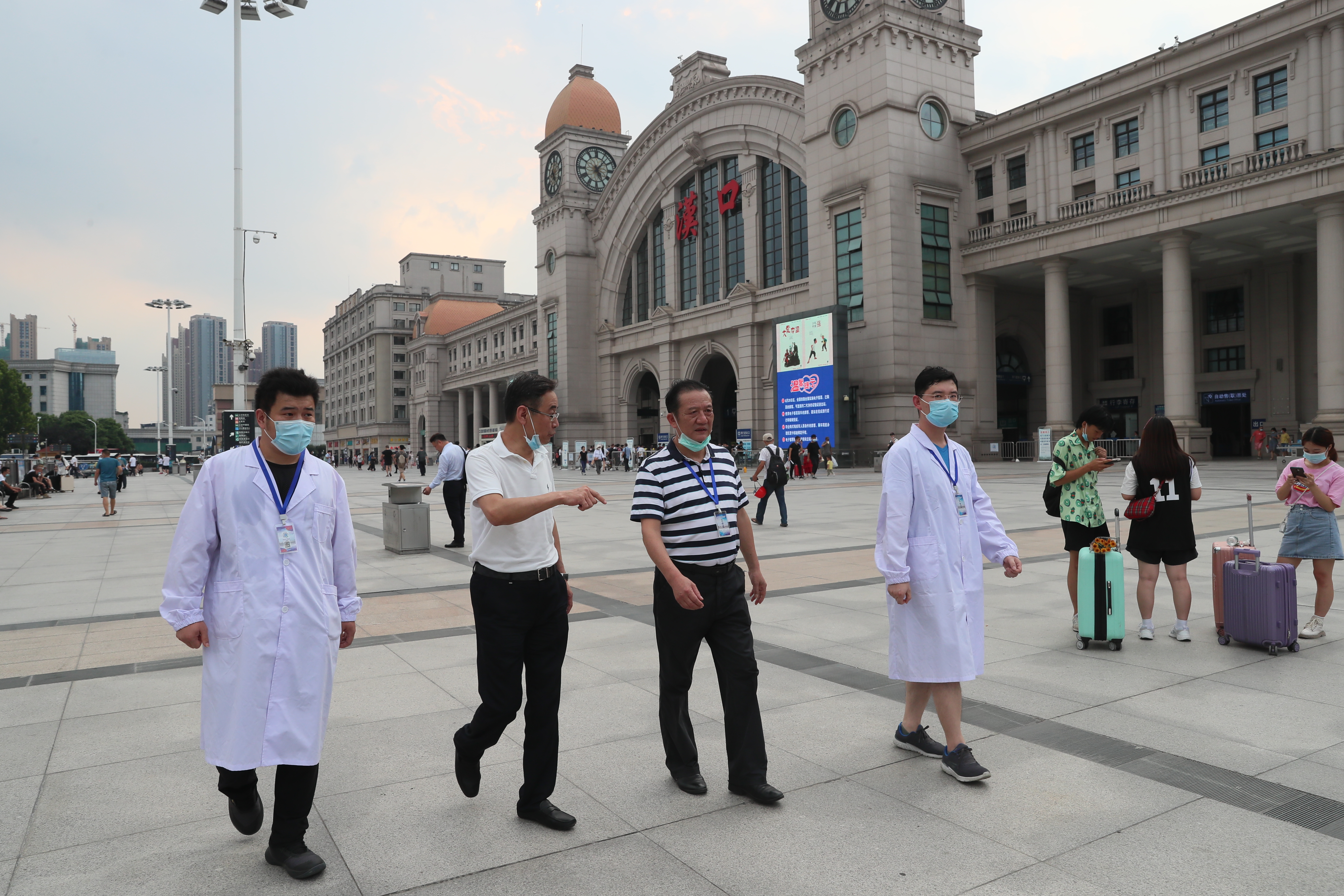 王旗华慰问汉口火车站疫情防控人员(图1) 王旗华慰问汉口火车站疫情防控人员(图1)