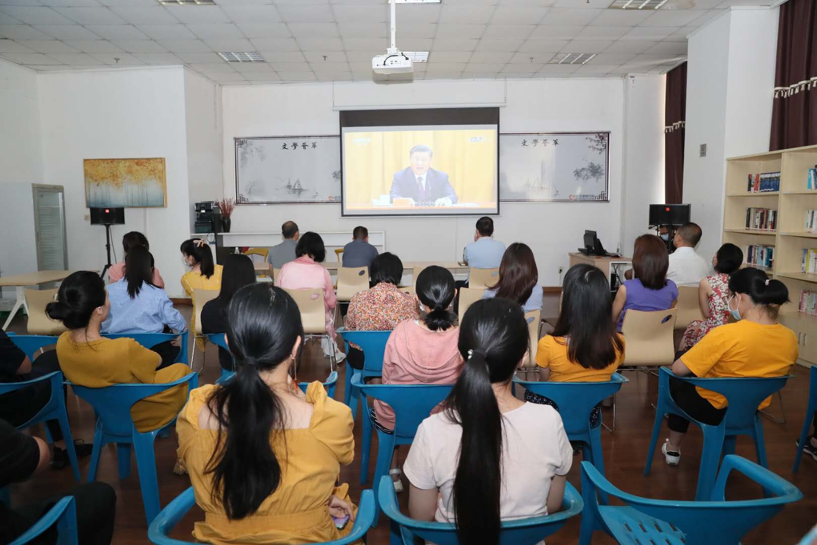 公司集中收看全国抗疫表彰大会(图1) 公司集中收看全国抗疫表彰大会(图1)